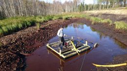 Jäälinjärven kunnostustöitä on tehty jo kymmenen vuoden ajan. Nyt päästään pureutumaan rautailmiöön, sillä raudan kulkeutuminen järveen on massiivista. Kuvassa Jouko Uusitalo pumppaa rautapitoista lietettä pois Kokkohaaran kosteikolla. (Kuva: Kiimingin-Jäälin vesienhoitoyhdistys)