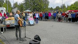 Tänä vuonna Yli-Iin pitäjäpäiviä vietetään 10.7. Stand up-koomikko Matti Patronen kirvoitti monet naurut Yli-Iin toripäivä-tapahtumassa heinäkuun alkupuolella vuonna 2019. Arkistokuva: Pekka Keväjärvi