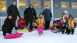 LC Haukipudas lahjoitti ulkoleluja Haukiputaan Santaholman Proomupuiston päiväkotiin. Lahjoitusta vastaanottamassa lastenhoitaja Pia Suomela lasten kanssa. Leluja tuomassa Kirsi Saravuoma (vas.), Janne Paakkunainen ja Markku Kohonen.