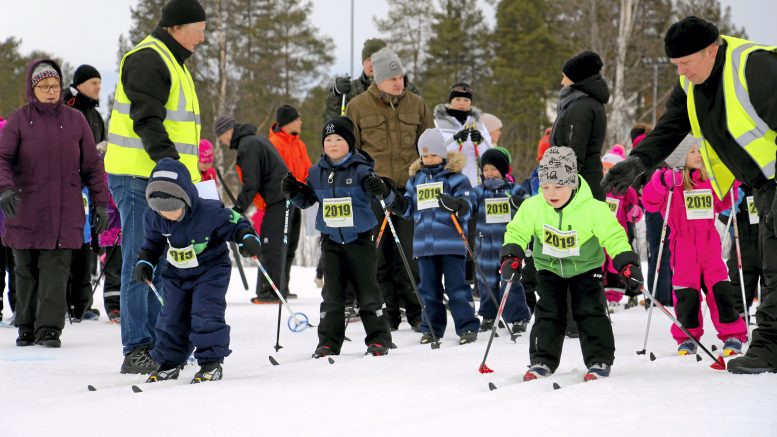 Lasten Haukipudashiihto voidaan järjestää tänä talvena. Aikuisten ja nuorten hiihto siirtyy ensi talveen, jolloin toivon mukaan voidaan vihdoin järjestää 40. juhlahiihto. Kuvassa vuoden 2019 lasten kisan tunnelmia. Arkistokuva: Auli Haapala