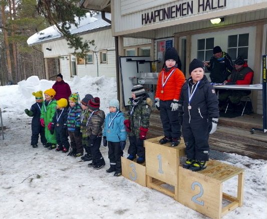 Kaikki saivat mitalin Joloksen hiihdoissa. Kuva: Arto Ojala