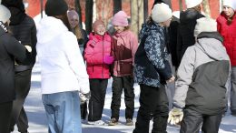 Haminan koulun 4B pelasi ysiluokkalaisten kanssa kestävään kehitykseen liittyvää noppapeliä. (Kuva: Mari Koukkula)