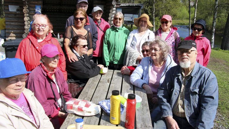 Yhdessä-ryhmä kokoontui kauden päätökseen Myllysaaren laavulle. Kesätauon jälkeen taas tavataan!