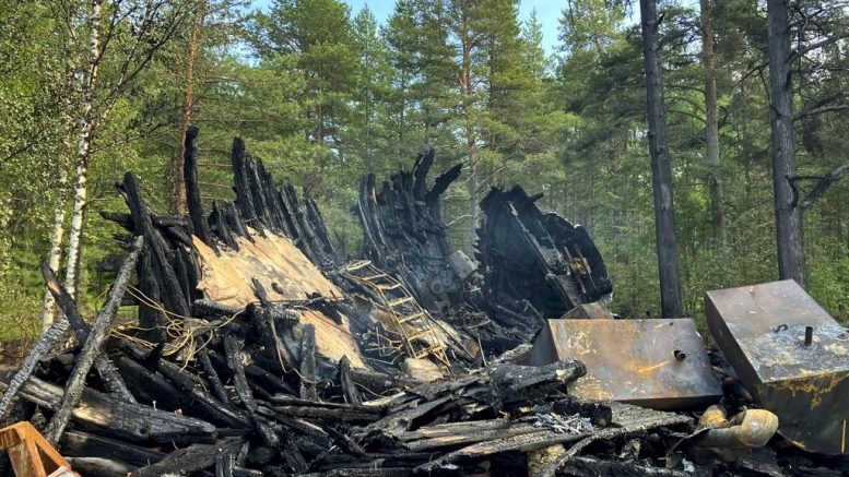 Palanut alus oli Martinniemen satamassa useita vuosia. (Kuva: Auli Haapala)