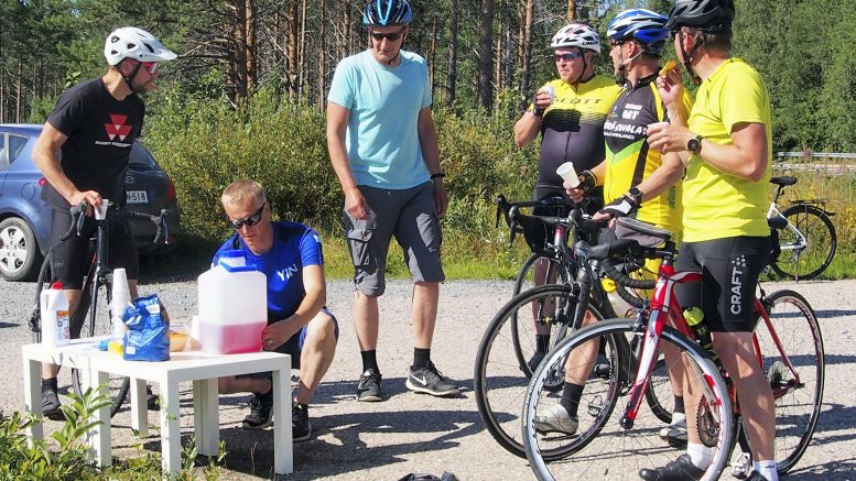 Sunnuntain aurinkoisessa ja sangen lämpimässä säässä mehulle riitti pyöräilijöiden parissa kysyntää. Jalokosken huoltopisteellä juomanlaskijan tehtävää hoiti Pentti Klaavuniemi, ja pisimmän reitin kiertäneet kovan luokan harrastajatkin malttoivat juoman ja naposteltavien ääreen hetkeksi pysähtyä.