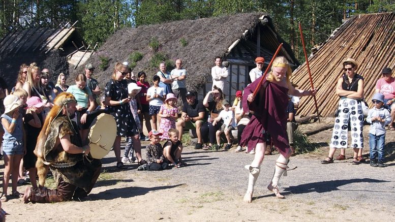 Keihästanssin esittäjä Arttu Peltoniemi ja noitarummulla sitä säestänyt Keke Lammassaari eläytyivät esitykseensä varsin voimakkaasti.