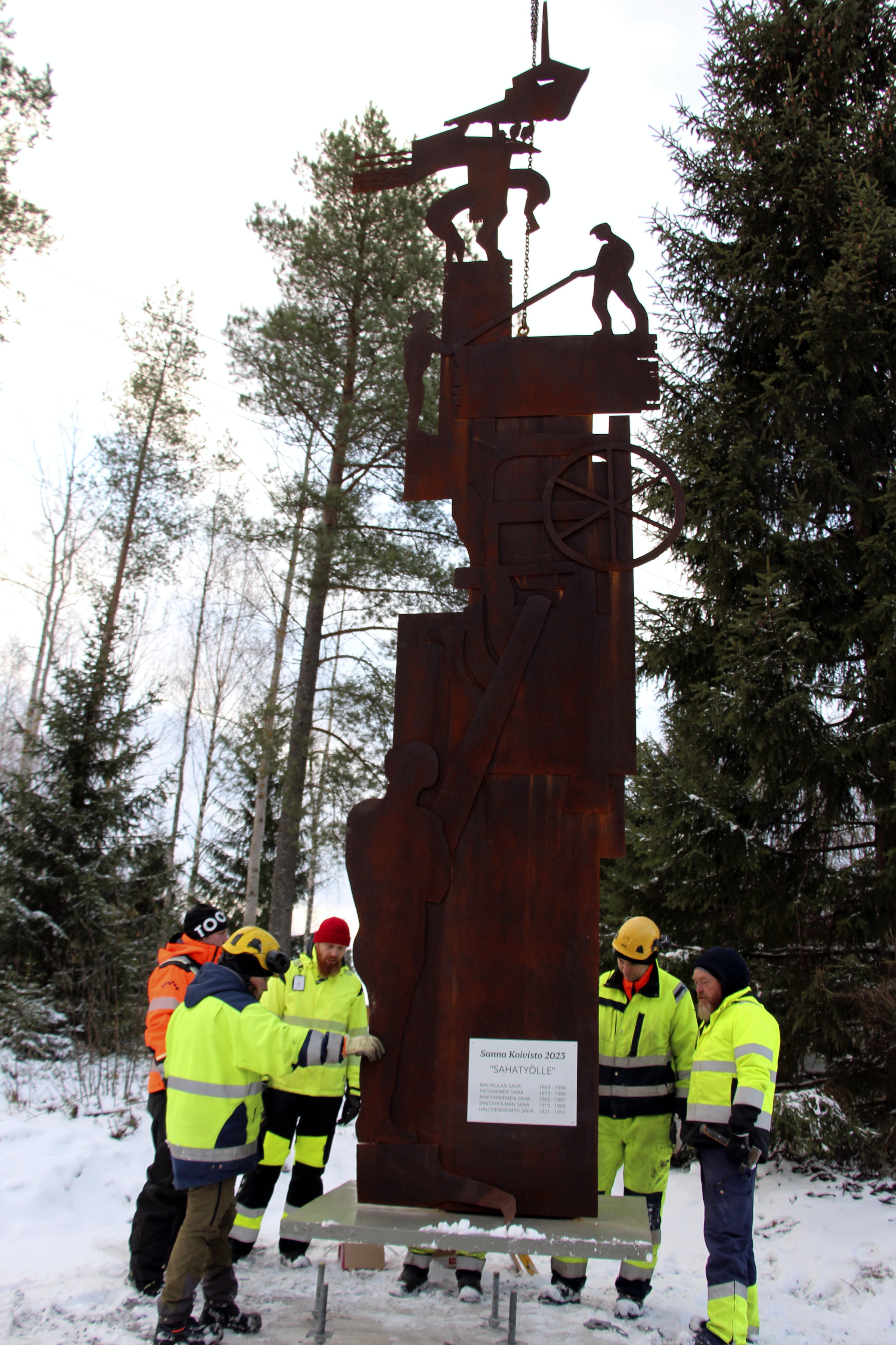 Yli tuhat kiloa painava teräksinen muistomerkki nostettettiin kuorma-auton lavalta nosturilla betoniselle alustalle ja aseteltiin paikoilleen.