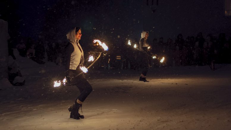 Kuuranvalkeat-ryhmän tuliswow keräsi kunnanviraston pihaan mukavasti yleisöä kurjasta säästä huolimatta.