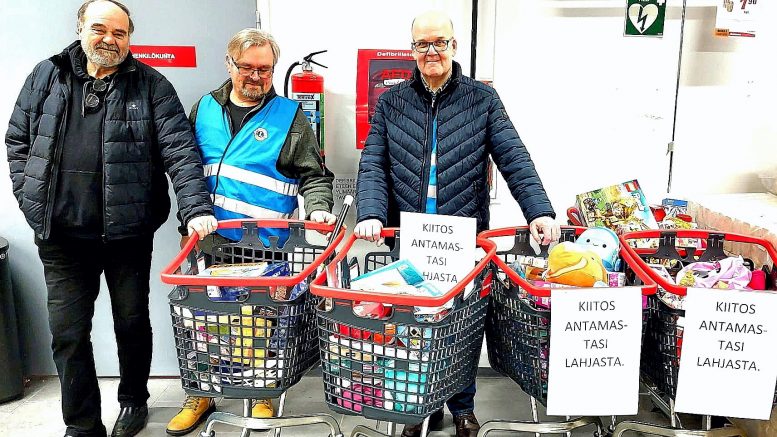 Iin lionsien Hannu Kaisto, Hannu Aalto ja Heikki Helekoski esittelevät keräyksen tulosta.