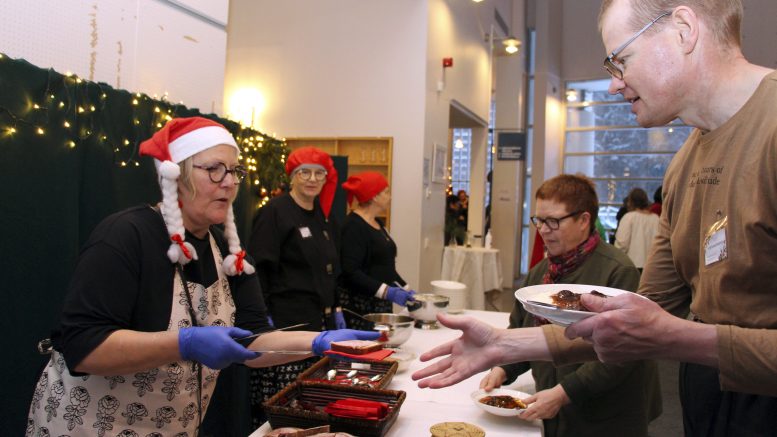 Kaiken kansan puuropäivässä tehtiin liki 900 kävijän ennätys. Puuronjakovuorossa Anitta Koskela (vas.), Arja Huusko ja Liisa Puijola. Päivän mittaan keitettiin uusia satseja puuroa.