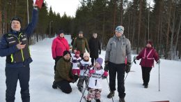 Vuonna 2020 ja myöhemmin syntyneet hiihtäjät huoltajineen ovat valmiina lähtöön Ylikiimingin hiihtocupin vuoden 2024 viimeiseen osakilpailuun. Asko Perätalo (vas.) näyttää maalin ajanottajille merkkiä, että päätöskisan ensimmäinen lähtö on valmiina.