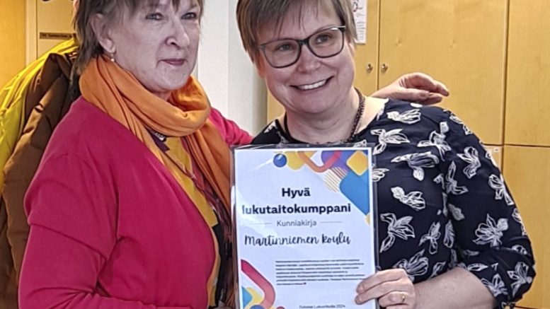 Martinniemen koululla ja koulun yhteydessä toimivalla kirjastolla on tiivistä yhteistyötä. Hyvä lukutaitokumppani -tunnustuksesta iloitsevat opettaja Johanna Jokela (oik.) ja kirjastovirkailija Kaarina Torro.