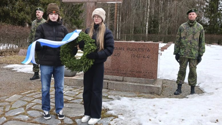 Seppeleen laskijoina olivat Yli-Iissä Noel Päkkilä ja Eedit Lahtinen. Kunniavartiossa olivat Yli-Iin reserviläisten Sakari Heinikoski (vasemmalla) ja Jorma Puurunen. (Kuva: Teuvo Päkkilä)