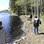 Ahti soi antejaan Sämppikosken sivuhaarassa. Pojilla oli kalalajit hyvin hallussa. Myös tyttöjä kalastus kiinnosti yhtä lailla. Kuvat: Auli Haapala