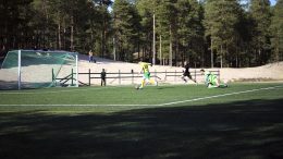 HauPan Joona Körkkö on ohittanut Kajaanin maalivahdin ja viimeistelee toisella osumallaan loppulukemiksi 2-0. Kuva: Tommi Karvonen