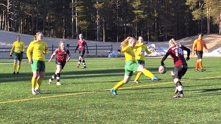 HauPa/2 kohtasi Suomen Cupissa FC Hertan Joensuusta Virpiniemessä pelatussa ottelussa. Pallotaituruutta esittelee HauPan Ella Keränen.