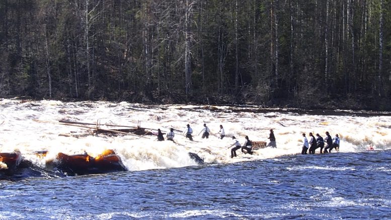 Lautan kyydissä ei kuivana pysytty veden pärskyessä sen keulan ylitse. Kun lisänä menossa oli vielä kova tuuli, saivat lautalla olijat tosissaan pidellä hatuistaan kiinni. Kuvat: Ritva Piri