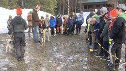 Eräkerhon vetäjä Marko Kantola uskoo, että monen eräkerholaisen kotona on riittänyt juttua koirista. Kuva: Inka Tiiro.