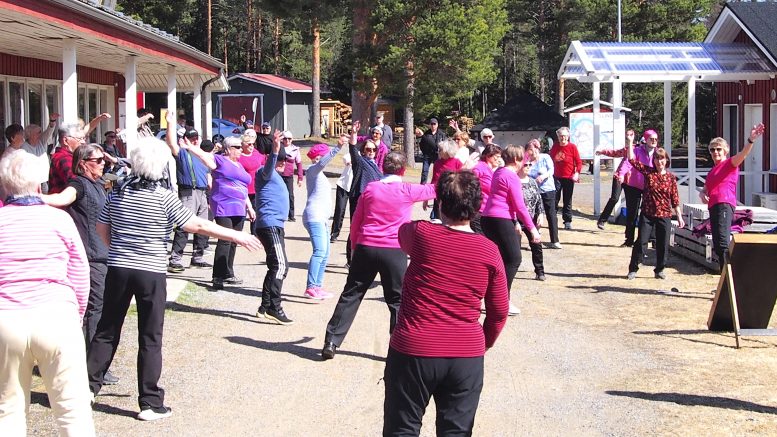 Kylli Kaikkosen (oikealla) vetämä jumppatuokio pisti osallistujien kroppaan liikettä. Kuvat: Ismo Piri