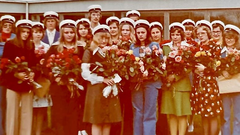 Tämän vuoden Kiimingin lukion riemuylioppilaat yhteiskuvassa 50 vuotta sitten. (Kuva: Sirkka-Liisa Mikkosen kotialbumi)