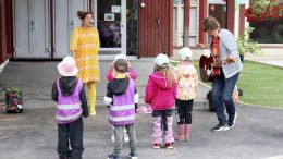 Liikkuva laulureppu musisoi Tuokkosen päiväkodin syntymäpäivillä Jäälissä. (Kuva: Jaana Välitalo)