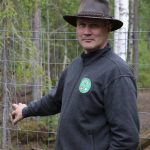 Seppo Tuunanen on ollut Oulun seudun hirvikoirayhdistyksessä mukana jo pitkään ja hän toimii myös haukkukisojen ylituomarina.