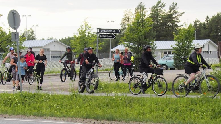 Kierikin kiepin kymmenen kilometrin pituiselle reitille lähdettiin pyöräillen, juosten tai kävellen. Osallistujien ikäjakauma oli tällä kertaa varsin suuri eikä kelissäkään ollut vikaa. Kuva: Ismo Piri