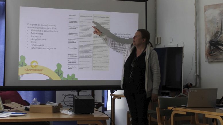 Kiertokaaren erityisasiantuntija Mari Juntunen antoi neuvoja kompostointiin läsnäolleille. Kuva: Joni Nalli