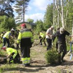 Istutusalueella kävi kova kuhina, kun valtuutetut ja kunnan infra- ja ympäristöpalveluiden työntekijät laittoivat hihat heilumaan.