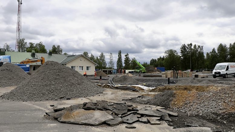 Alakylän uuden koulun rakennustyöt käynnistyivät heti koululaisten jäädessä lomille. Työt ovat edenneet suunnitellusti. (Kuva: Teea Tunturi)