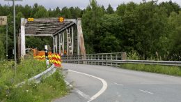 Alakylän sillan autoliikenne kulkee vain yhteen suuntaan kerrallaan. Lisäksi kevyelle liikenteelle on erotettu sillan toisesta reunasta kulkuväylä. (Kuva: Teea Tunturi)