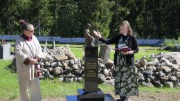 Simon kirkkoherra Laura Kinnunen siunasi Sanna Koiviston veistoksen Tyhjä syli Simonniemen uudella hautausmaalla sunnuntaina 30.6. heleässä auringonpaisteessa.