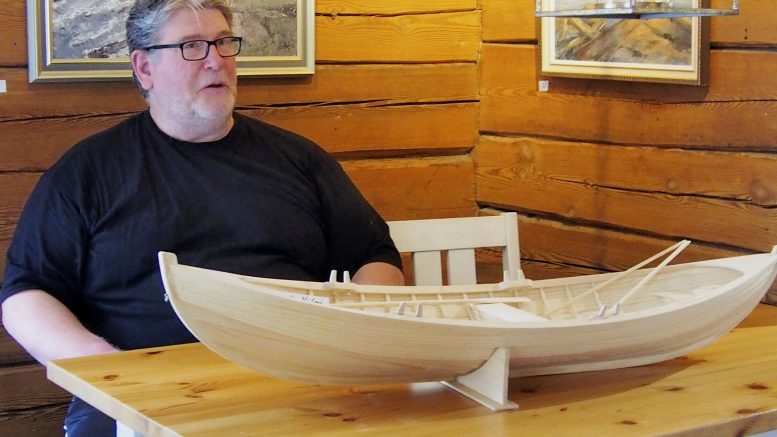 Kyösti Vilmin valmistamia veneiden pienoismalleja voi käydä ihailemassa Iissä Huilingin kahvilassa, jonne hän on kaksi niistä näytteille tuonut. Veneiden malli noudattaa vanhoja työveneiksi rakennettuja puuveneitä. Kuvat: Ismo Piri