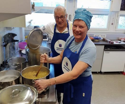 Hernekeiton keittoa uusiolounalle Ylikiimingin yhteisötilassa. Kuvassa Eeva-Maria ja Markku Parkkinen. (Kuva: Katri Tuomiharju)