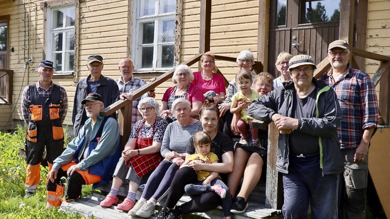 Vepsällä talkooporukkaa on vanhan koulun kunnostustyöhön riittänyt koko kesäksi. Kaikkiaan talkoissa on käynyt yli 30 eri ihmistä. Lisää kuvia talkoista löytyy Rantapohjan nettisivuila. (Kuvat: Teea Tunturi)