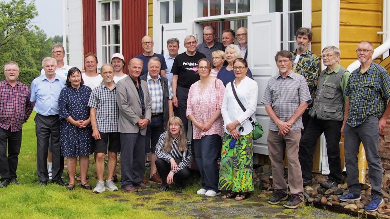 Kahvitauon päätteeksi joukko kokoontui ryhmäkuvaan Akolan portaille. Koska tilaisuus järjestettiin Akolan tiloissa, käsiteltiin tilan menneisyyttä ja elämää myös useissa seminaarin esitelmissä. Kuvat: Ritva Piri