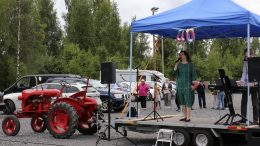 Martinniemen kesäjuhlissa esiintynyt Tiina Pitkänen esitti oman tuotantonsa lisäksi muun muassa Yö-yhtyeen kappaleita. Kuvat: Anu Kauppila.