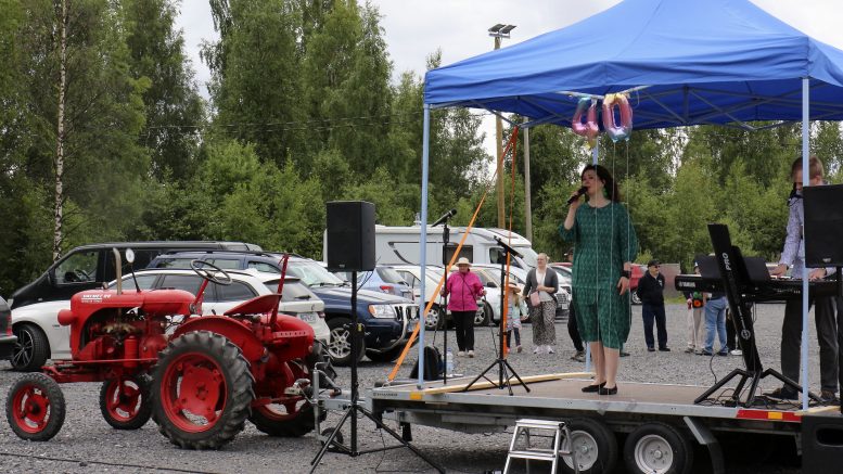 Martinniemen kesäjuhlissa esiintynyt Tiina Pitkänen esitti oman tuotantonsa lisäksi muun muassa Yö-yhtyeen kappaleita. Kuvat: Anu Kauppila.