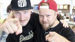 Juho "Höyry" Finnberg ja Janne Väisänen markkinoivat omanlaisella triathlonillaan Iihin avautuvaa Pub Rumblea.