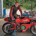 Markus Jarno ja minä TV-sarjan kuvauksissa. Pyöränä 1960-luvun lopun Harley Davidson Aermacchi.