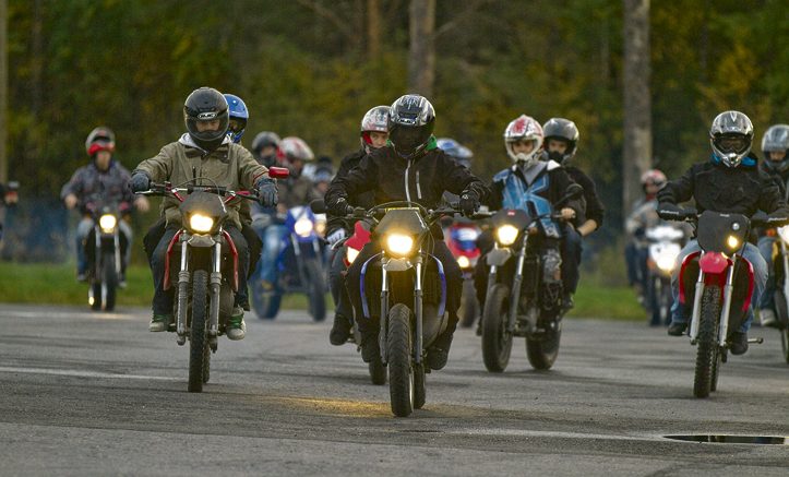 Kesäiltojen mopoajelut ovat nuorille mieluisaa tekemistä. Kuva: Rantapohjan arkistot