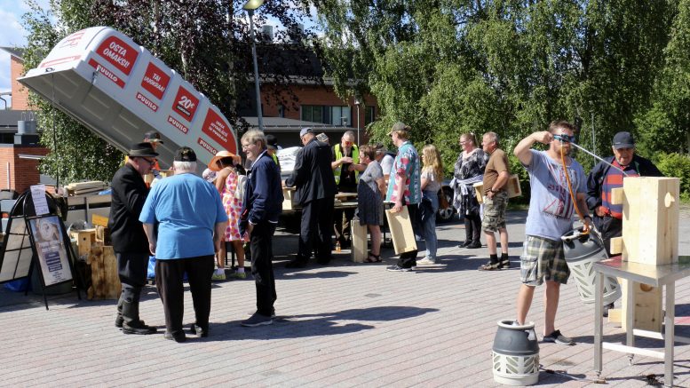 Ylikiimingin Yrittäjien järjestämä toripäivä keräsi mukavasti porukkaa kylänraitille viime viikolle. Kuvat: Anu Kauppila.