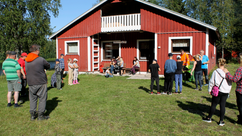 Aurinkoisen sään ansiosta ihmiset viihtyivät hyvin ulkona, eikä kaikkien tarvinnut ahtautua majaan yhtä aikaa. Kuvat: Joni Nalli