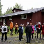 Huovelinin myllyn sahan pihapiirissä tavattiin myös tuttuja ja muisteltiin menneitä.