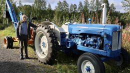 Eero Laurila kumppaneineen on entisöinyt Temmes-kaivurin alkuperäisiin väreihinsä ja täysin toimivaksi. Kaivurin eteen hän on entisöinyt Fordson Majorin vuodelta 1963. Kuvat: Teea Tunturi