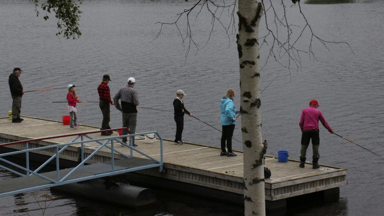 Laiturilla kisasivat sulassa sovussa niin nuoremman kuin vanhemmankin polven edustajat.