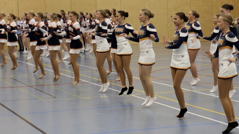 Northern Light Cheerleadingin urheilijat verryttelivät ennen näytöksiään yhdessä salissa ja saivat myös muut liikkumaan. Kuvat: Anu Kauppila.