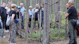 Museolehtori Sami Viljanmaan opastamalla ansapolkukierroksella kurkistettiin ansakuoppaan pohjaa myöten.