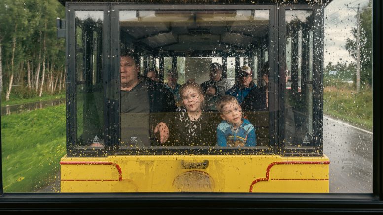 Ella ja Eetu ihmettelemässä vesipisaroita kaupunkijunan ikkunassa. Kuvat: Joona Karjalainen