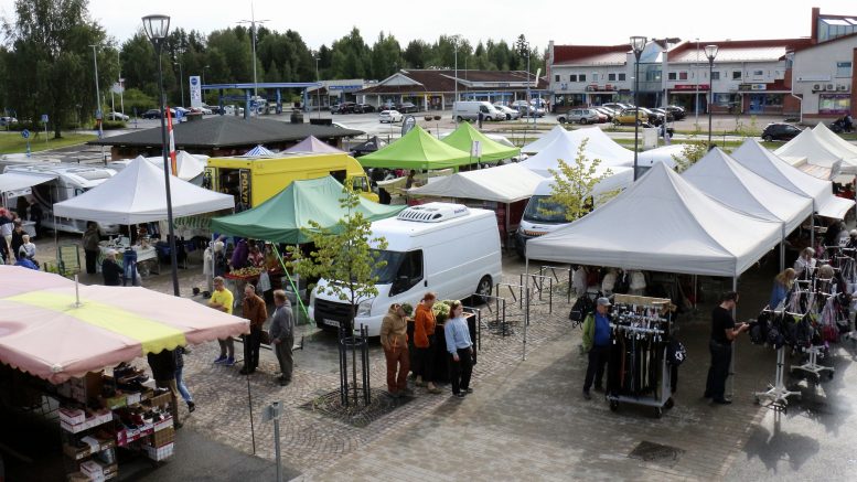 Haukiputaan torialue näytti sunnuntaina erityisen elävältä. Kuva: Anu Kauppila.